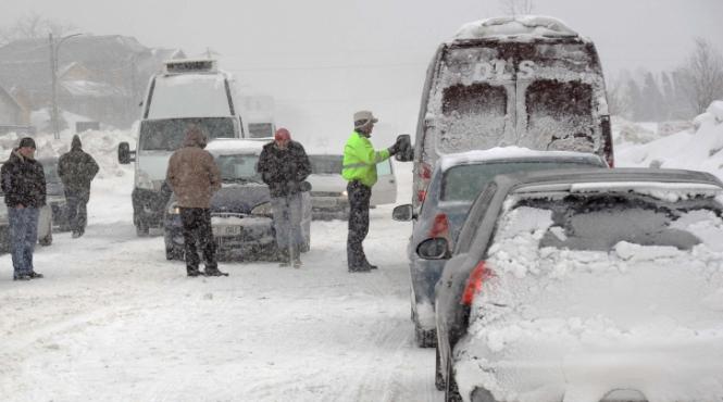 circula ie in condi ii de iarna pe dn 67 c novaci ranca pe transalpina stratul de zapada depa e te un metru
