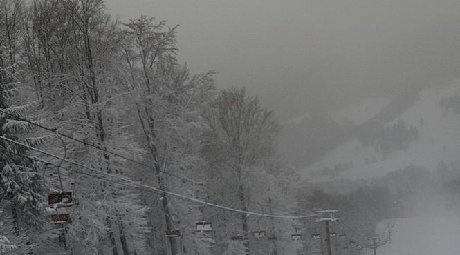 vant puternic i vizibilitate redusa in masivul bucegi turi tii sunt sfatui i sa nu urce pe munte