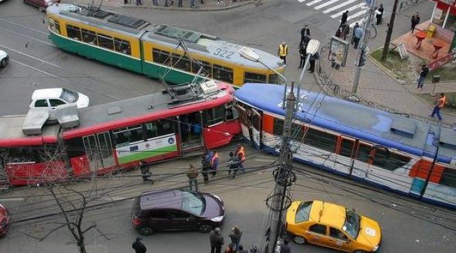 accident grav la iasi doua tramvaie s au ciocnit 9 raniti au fost transportati la spital video