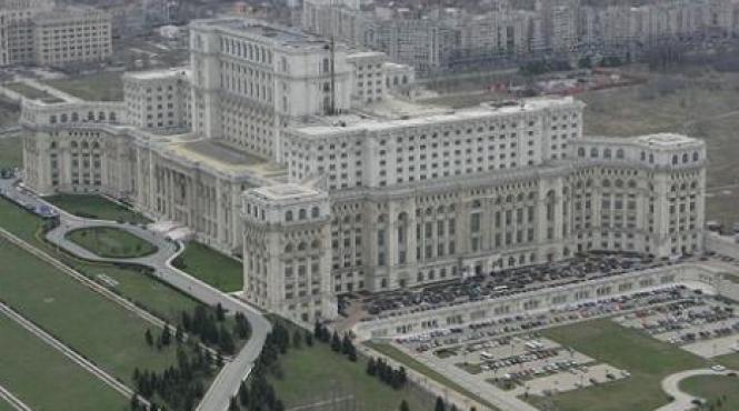 activisti greenpeace ridicati de jandarmi dupa ce au sapat gropi in curtea palatului parlamentului