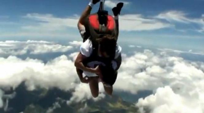 situatie incredibila ce fac un skydiver si instructorul sau la 4 000 de metri altitudine video