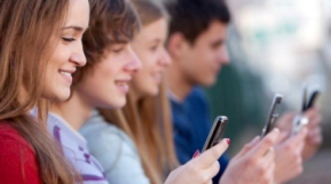 utilizarea smartphone urilor si cercul vicios al hiperconectarii