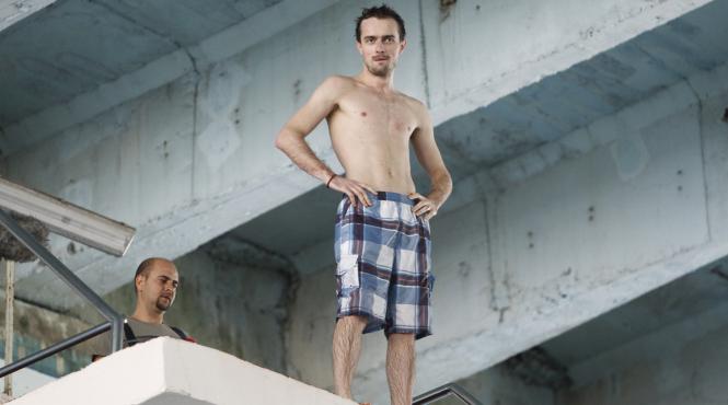 la icomedy cosmin selesi il provoaca pe mikey hash sa sara in apa de la o inal ime de zece metri