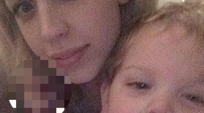 imaginea care a inspaimantat internetul ce apare intr o fotografie facuta de o femeie care si tine copilul in brate