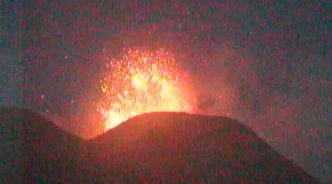 vulcanul etna a erupt din nou doua aeroporturi au fost inchise si zeci de zboruri au fost anulate video