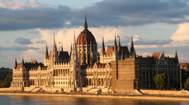 statul ungar nationalizeaza manualele scolare