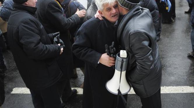 ion iliescu incoltit de revolutionari nu mai avem nevoie de bani omorati ne