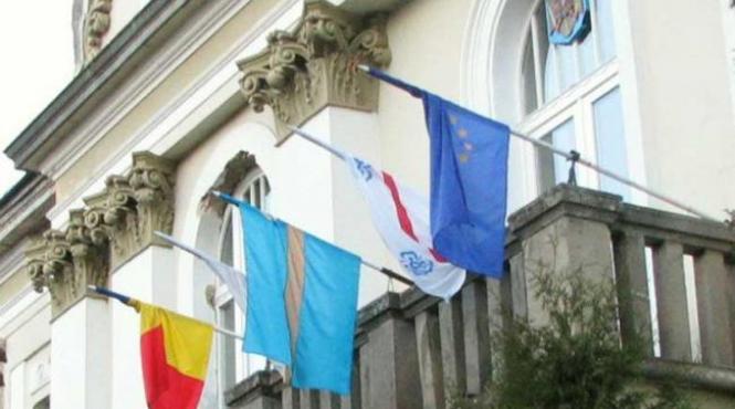 consiliul national al maghiarilor din transilvania amendat cu 30 000 de lei pentru arborarea steagului tinutului secuiesc pe sediu
