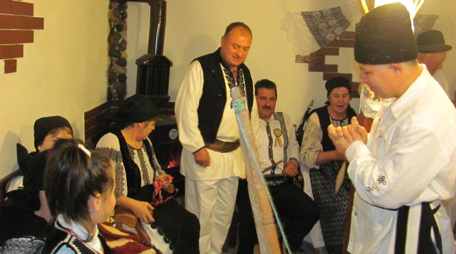 ajun de cr ciun la cetea obiceiuri de iarn in muntii apuseni