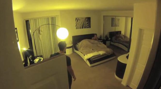 farsa de milioane de vizualizari cum reactioneaza un tanar care si prinde mama in pat cu cel mai bun prieten video