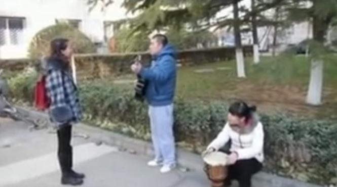 un tanar chinez a vrut sa cucereasca o fata cantandu i o serenada pe strada vezi reactia incredibila a tinerei video