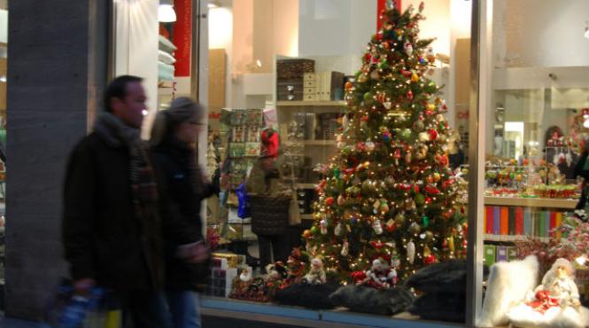 mii de insecte ne fac cu ochiul dintre globurile din pomul de craciun