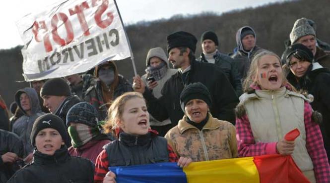 protestele privind amplasarea primei sonde de explorare a gazelor de sist continua la pungesti