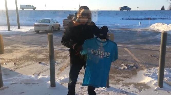 experiment facut in iowa la minus 30 de grade celsius ce se intampla cu un tricou ud in mai putin de un minut video