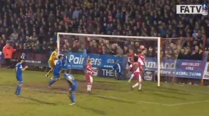 o mingie de fotbal incapatanata refuza sa intre in poarta video