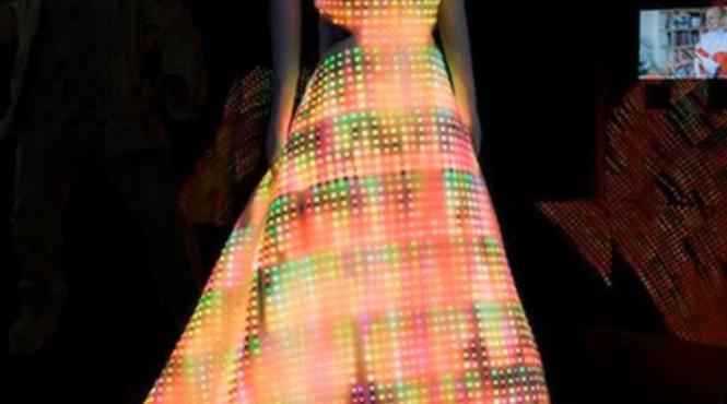 o creatoare de moda a realizat o rochie din fibra optica ce isi schimba culoarea la cerere video