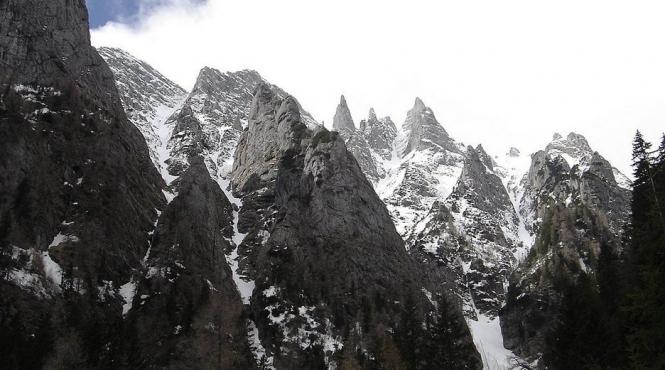 accident in muntii bucegi patru tineri au cazut intr o rapa adanca de 500 de metri