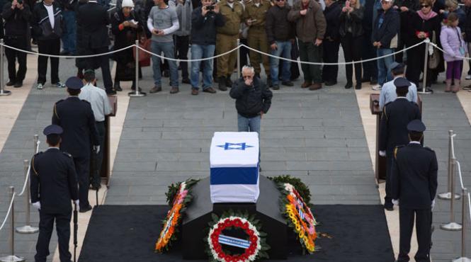 ariel sharon a renuntat la lupta se retrage in istorie