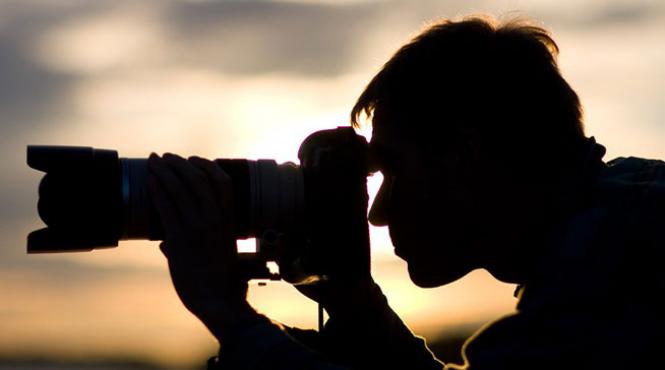 fotograful care l a prins pe hollande la iubita este cel care a descoperit o pe fiica secreta a lui francois mitterrand