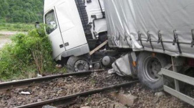 un tir a blocat circulatia feroviara intre blaj si copsa mica