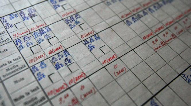 profesorului iesean care cerea bani pentru motivarea absentelor i s a diminuat salariul cu 15