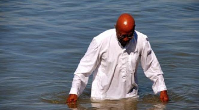 un popa s a inecat incercand sa mearga pe apa ca iisus video