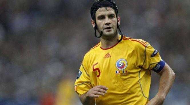 cristi chivu constrans sa se retraga din activitatea de jucator de fotbal funda ul lui inter milano are probleme grave la picior
