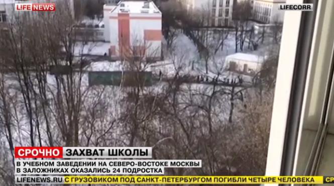 zeci de elevi luati ostatici intr o scoala din moscova un barbat inarmat a deschis focul un politist a fost ucis