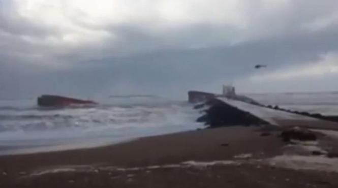 imagini spectaculoase un cargobot spaniol s a rupt in doua dupa ce a lovit un dig video