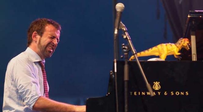 neil cowley pianistul celebrei adele vine la jazztm