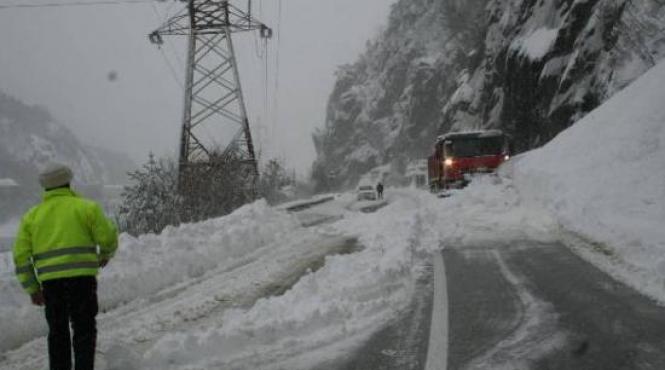 avalansa pe valea oltului zapada cazuta de pe versant a blocat circulatia pe dn7