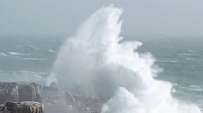alerta rosie pe coastele portugaliei valurile gigantice ajung pana la zece metri inaltime video