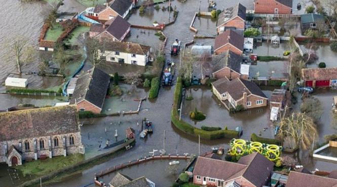 apele tamisei s au umflat si au iesit din matca marea britanie nu a mai trecut din 1722 printr un asemenea dezastru video