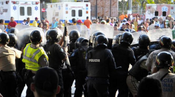 manifestatii violente in venezuela cel putin doi morti si 23 de raniti