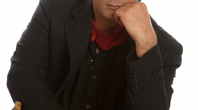 marius mihalache canta in deschidere la kitaro