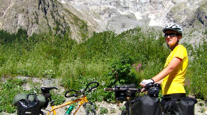 un roman si bicicleta lui pe drumul matasii