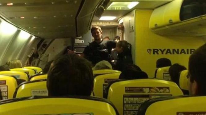 situatie incredibila intr un avion al companiei ryanair reactia pasagerilor dupa ce zborul lor a intarziat 11 ore video