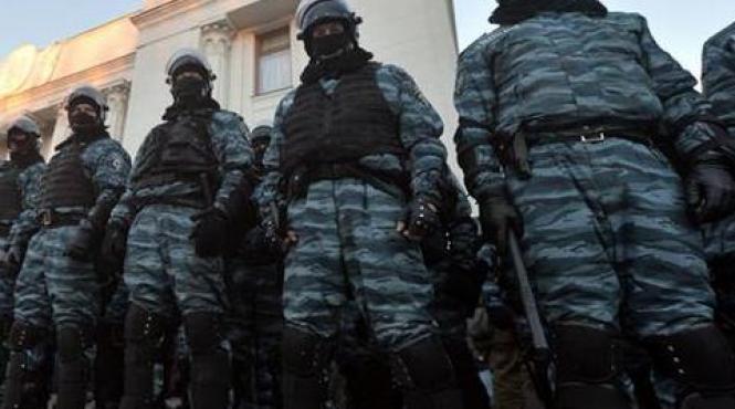 aproape o suta de politisti ucraineni din trupele speciale si au cerut scuze in genunchi