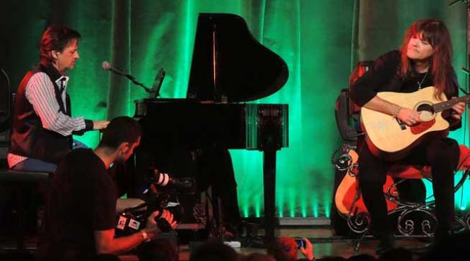 celelalte cuvinte sustine un concert cu trup si suflet pentru timisoara