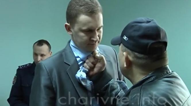 scena halucinanta in ucraina un procuror este batut de liderul unei fac iuni radicale a opozitiei taci dracu din gura c o video