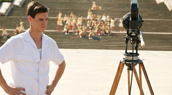 nae caranfil mai aproape de luna cu inca un film