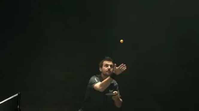 om vs robot cine iese invigator intr un meci de ping pong