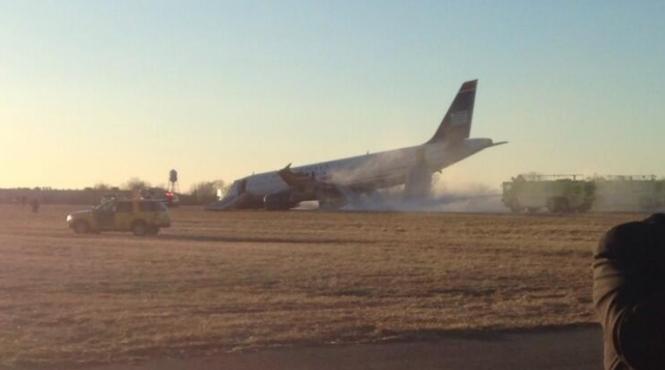 un avion us airways cu 154 de oameni la bord a ratat decolarea dupa ce i a explodat o roata vezi imagini