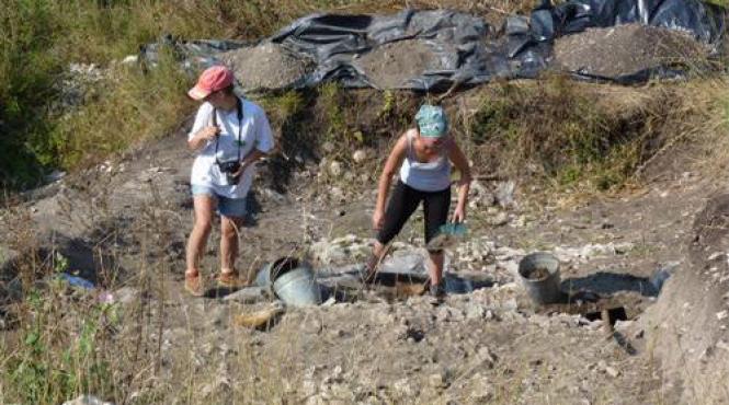 un vas de epoca romana descoperit de un satean iesit la arat in comuna hunedoreana rau de mori