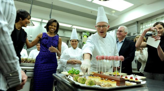 prima doamna a americii l a alungat pe patiserul casei albe membru al comunita ii gay acesta se muta la new york cu so ul sau