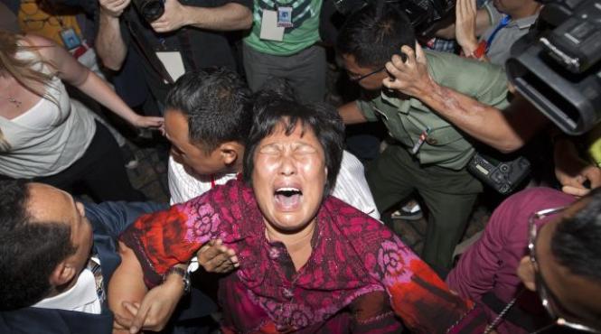 rudele victimelor zborului mh370 protest la ambasada malaysiei de la beijing guvernul malaysian este un mincinos