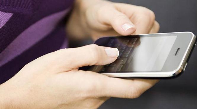 romanii prefera facebook de pe telefonul mobil