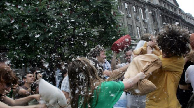 bucurestiul sarbatoreste ziua internationala a bataii cu perne pe 5 aprilie in piata universitatii