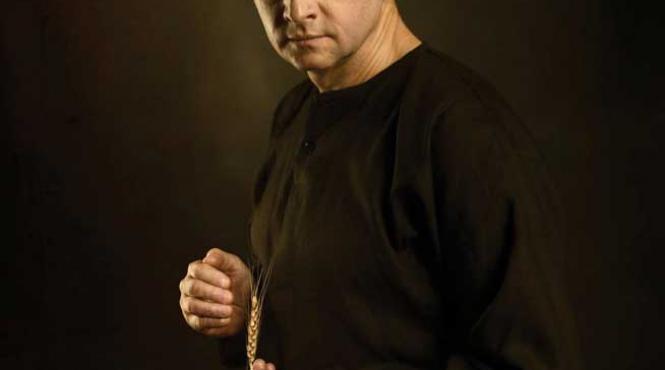 cu umor si temeinicie despre spiritualitate dan puric a fost ovationat la chisinau pe scena teatrului national mihai eminescu