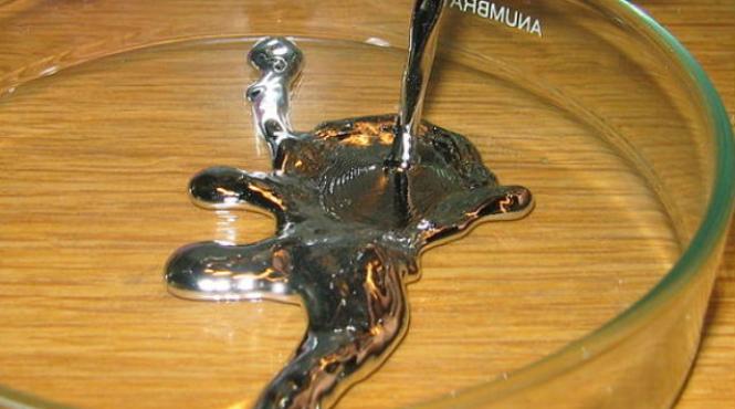 patru persoane prinse la iasi in timp ce vindeau mercur